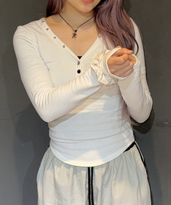 【起毛】Vネックスタースタッズ長袖Ｔシャツ IVORY