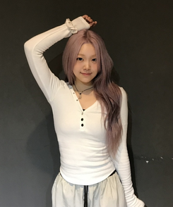 【起毛】Vネックスタースタッズ長袖Ｔシャツ IVORY