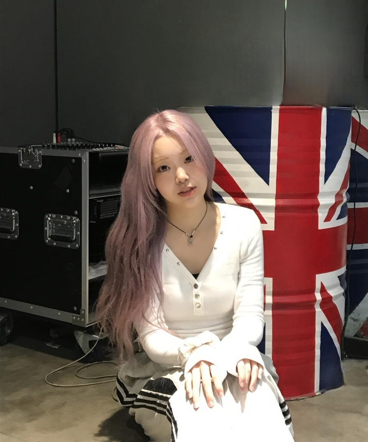 【起毛】Vネックスタースタッズ長袖Ｔシャツ IVORY