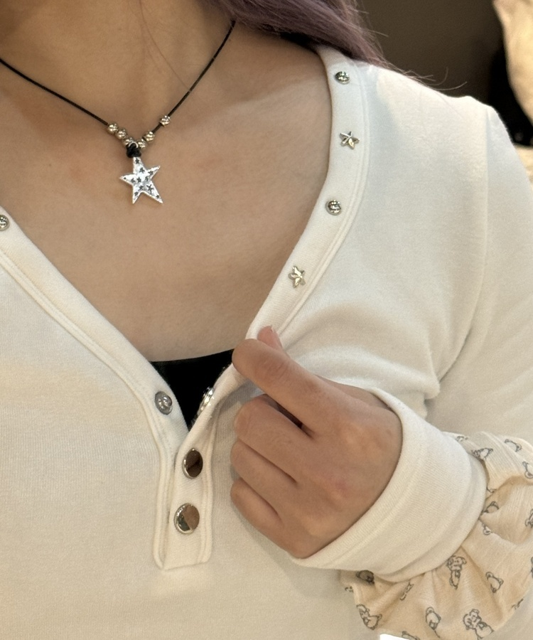 【起毛】Vネックスタースタッズ長袖Ｔシャツ IVORY