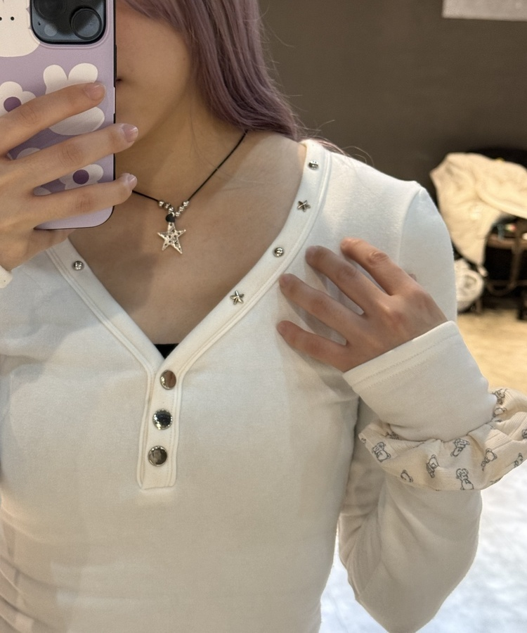 【起毛】Vネックスタースタッズ長袖Ｔシャツ IVORY