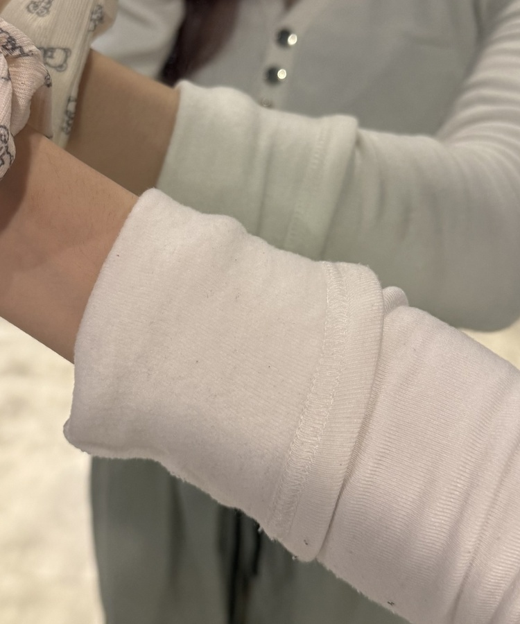 【起毛】Vネックスタースタッズ長袖Ｔシャツ IVORY