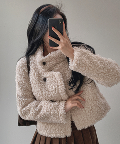 ムードハイネックボタンムートンジャケット BEIGE