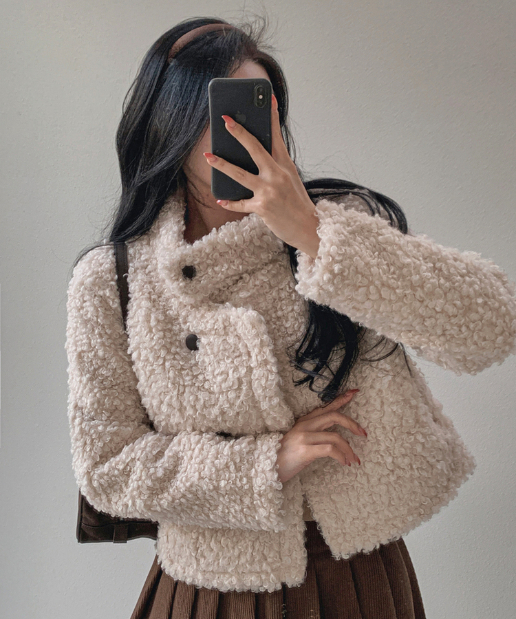 ムードハイネックボタンムートンジャケット BEIGE