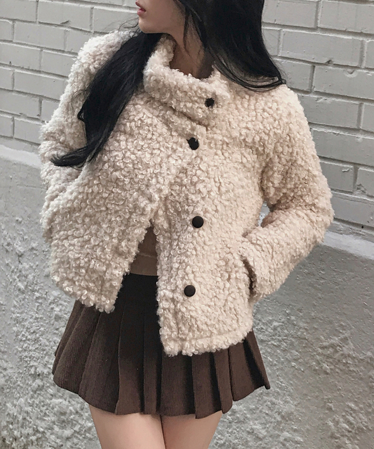 ムードハイネックボタンムートンジャケット BEIGE