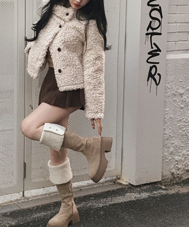 ムードハイネックボタンムートンジャケット BEIGE