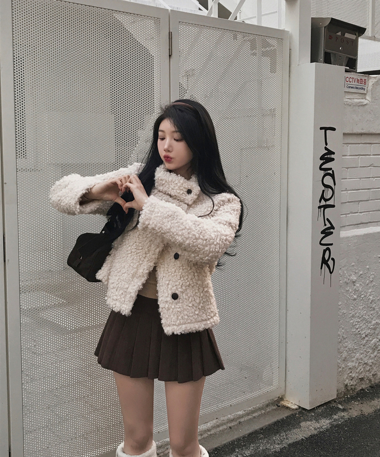 ムードハイネックボタンムートンジャケット BEIGE