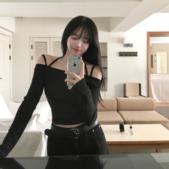 페니 홀터넥 스트랩 오프숄더 긴팔 크롭 티셔츠 블랙