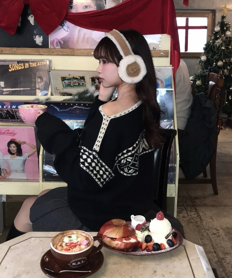 배색 노르딕 원숄더 니트