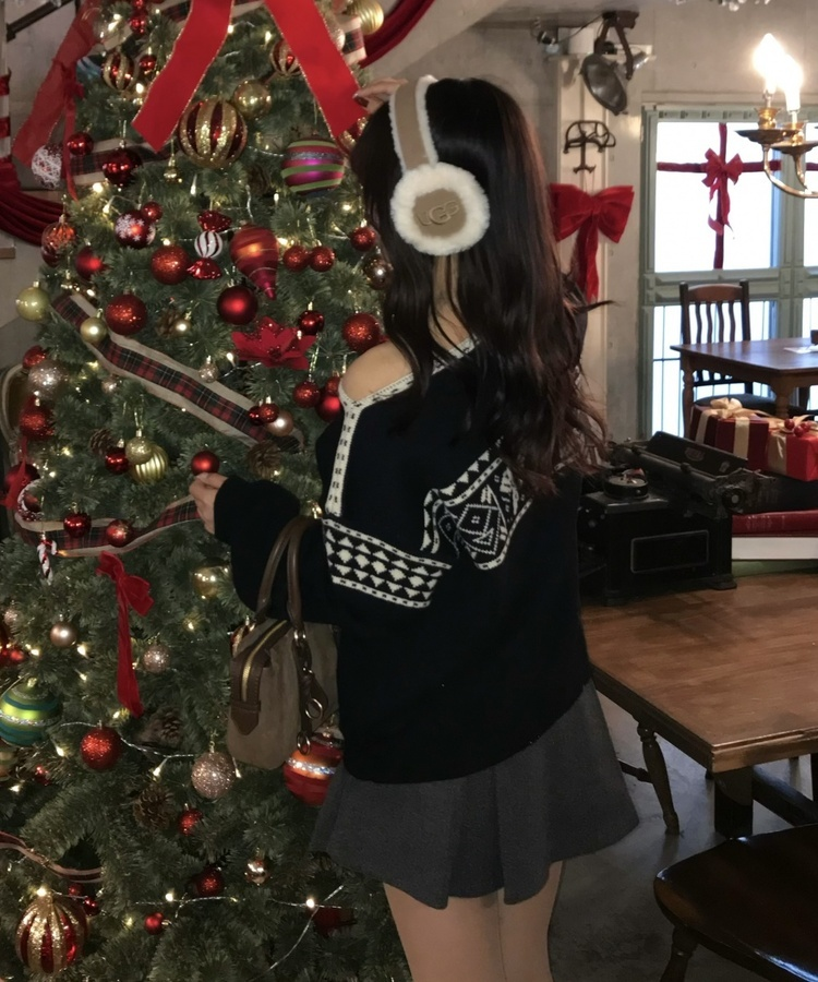 배색 노르딕 원숄더 니트