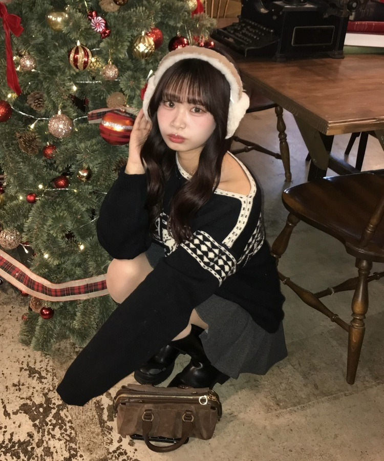 배색 노르딕 원숄더 니트