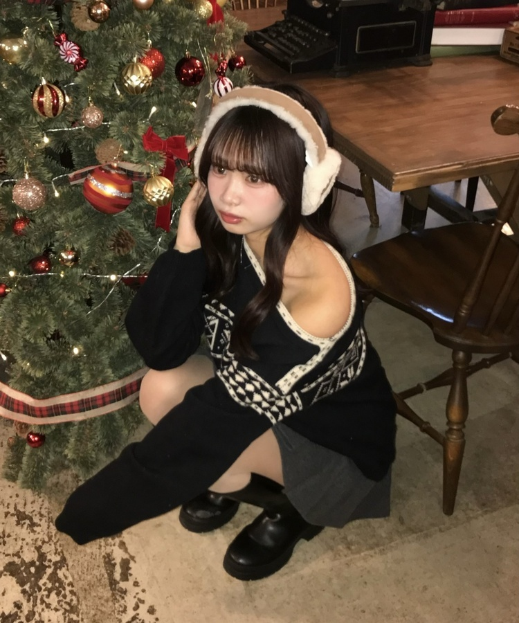 배색 노르딕 원숄더 니트