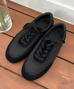 レースアップスニーカー