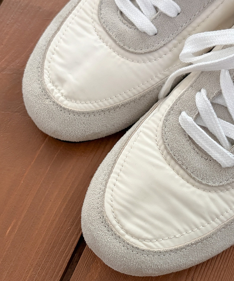 レースアップスニーカー