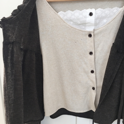 부들소재 리본 프릴 나시 일체형 반팔 블라우스 나시 바선생 레이스