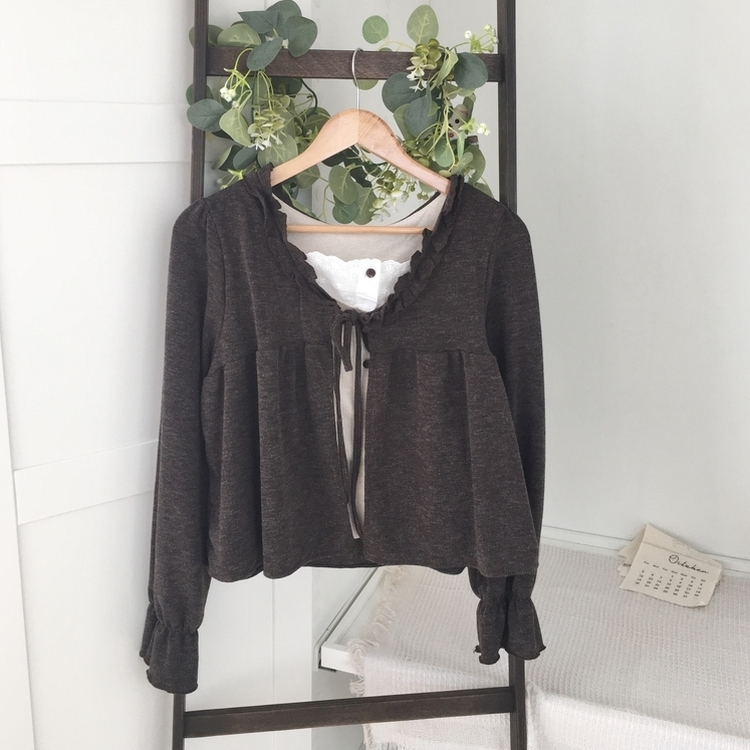 부들소재 리본 프릴 나시 일체형 반팔 블라우스 나시 바선생 레이스