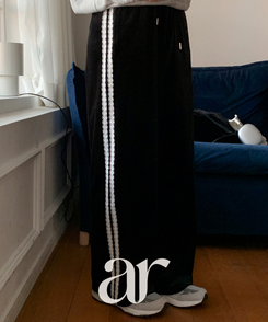 （抜け感×甘辛MIX♥）   レース付き ベロア ジョガーパンツ BLACK