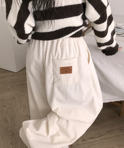[고퀄보장｡‧˚/인생핏] 마크 코듀로이 와이드 핀턱 뒷포켓패치 밴딩 트레이닝 팬츠 아이보리