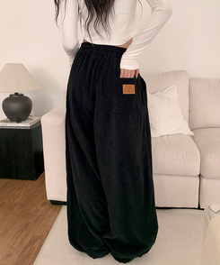 [고퀄보장｡‧˚/인생핏] 마크 코듀로이 와이드 핀턱 뒷포켓패치 밴딩 트레이닝 팬츠 블랙