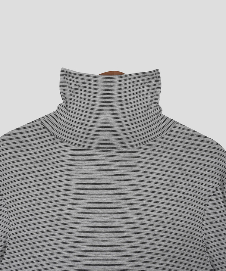 ストライプタートルネックTシャツ