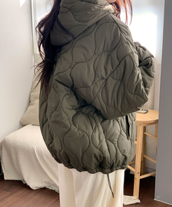 에타 깔깔이 항아리 하프넥 후드 패딩 밑단스트링 아방핏 루즈핏 포켓 후드스트링 데일리 겨울패딩 카키