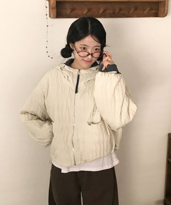 호시 퀄팅 참팬던트 체크배색 후드 패딩 아이보리