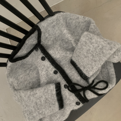 프레젠트 리본 배색 울 라운드넥 니트가디건