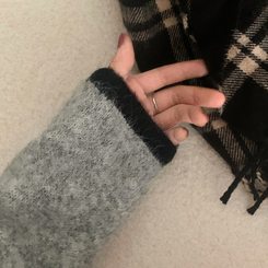 프레젠트 리본 배색 울 라운드넥 니트가디건 그레이