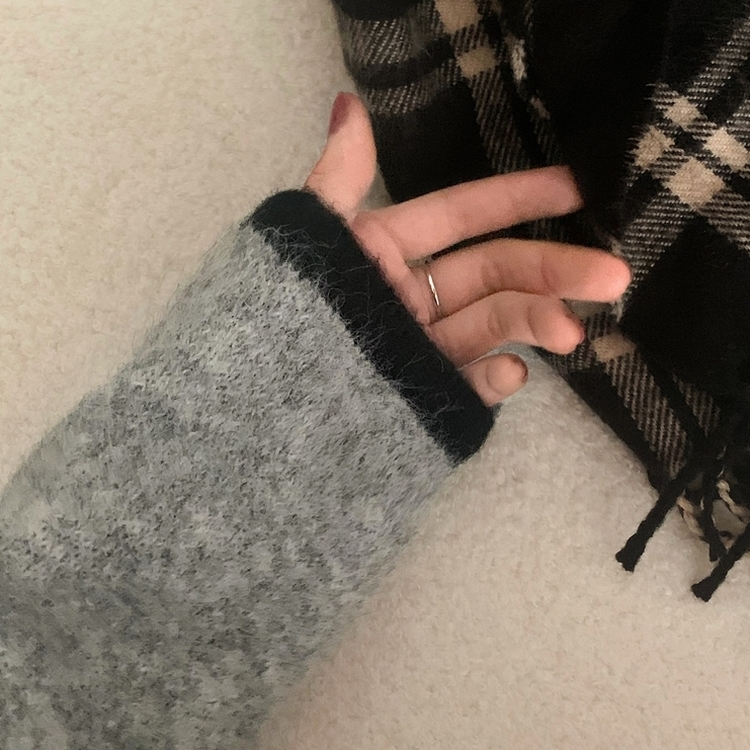 프레젠트 리본 배색 울 라운드넥 니트가디건 그레이