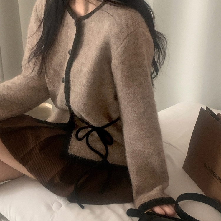 프레젠트 리본 배색 울 라운드넥 니트가디건 베이지