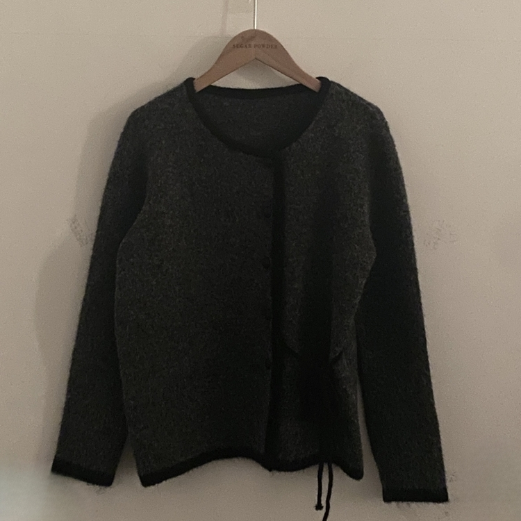 프레젠트 리본 배색 울 라운드넥 니트가디건