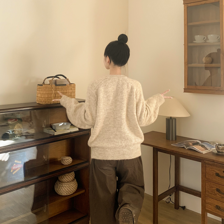 도톰 펜던트 아방핏 라운드넥 보카시 오트밀 알파카 겨울니트