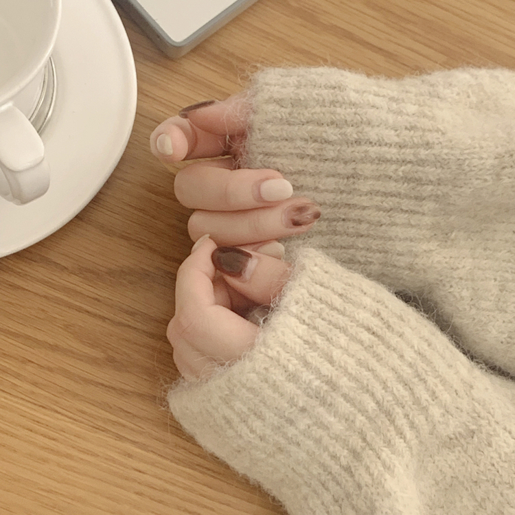 도톰 펜던트 아방핏 라운드넥 보카시 오트밀 알파카 겨울니트