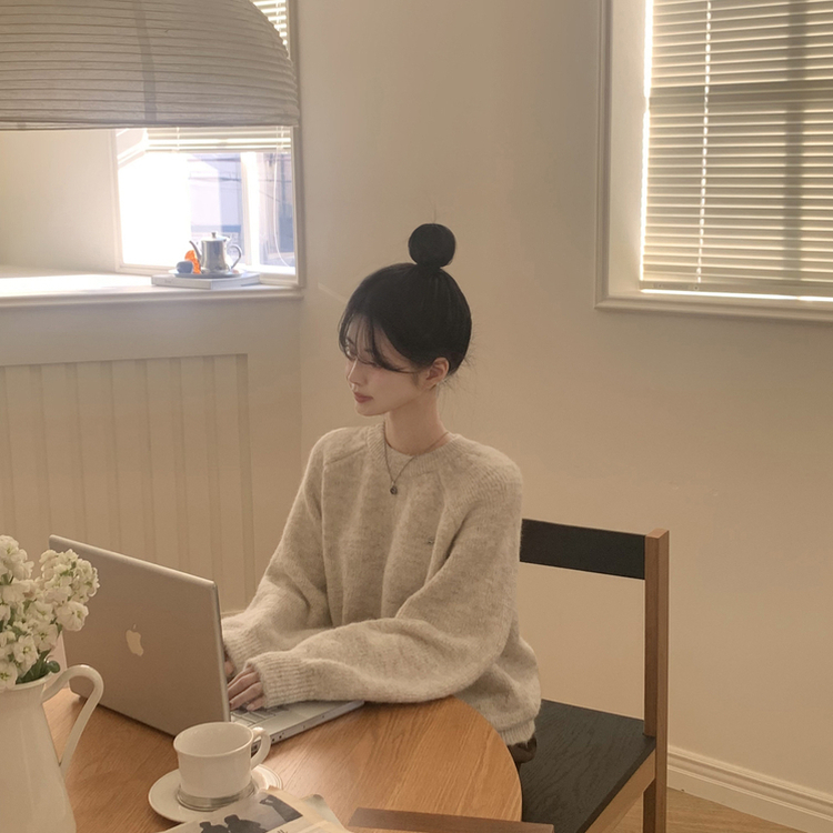 도톰 펜던트 아방핏 라운드넥 보카시 오트밀 알파카 겨울니트