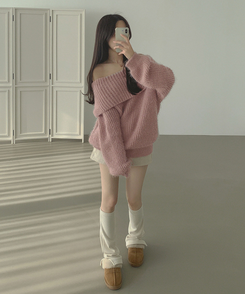 솔잎 가녀린 분위기 연말룩 크리스마스 오프숄더 니트 핑크