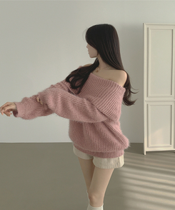 솔잎 가녀린 분위기 연말룩 크리스마스 오프숄더 니트 핑크