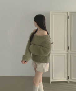 솔잎 가녀린 분위기 연말룩 크리스마스 오프숄더 니트 카키