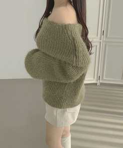 솔잎 가녀린 분위기 연말룩 크리스마스 오프숄더 니트 카키