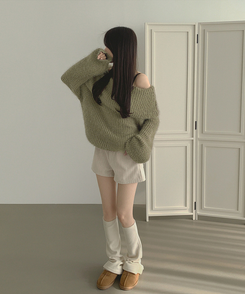 솔잎 가녀린 분위기 연말룩 크리스마스 오프숄더 니트 카키