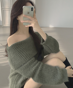 솔잎 가녀린 분위기 연말룩 크리스마스 오프숄더 니트 그레이