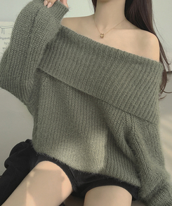 솔잎 가녀린 분위기 연말룩 크리스마스 오프숄더 니트 그레이