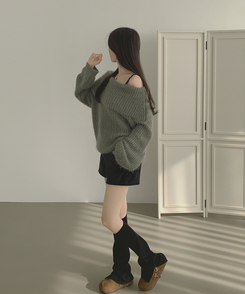 솔잎 가녀린 분위기 연말룩 크리스마스 오프숄더 니트 그레이