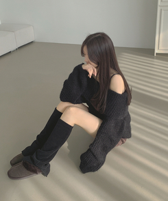 솔잎 가녀린 분위기 연말룩 크리스마스 오프숄더 니트 블랙