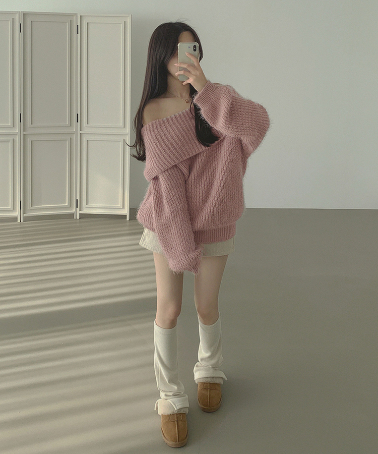 솔잎 가녀린 분위기 연말룩 크리스마스 오프숄더 니트 핑크
