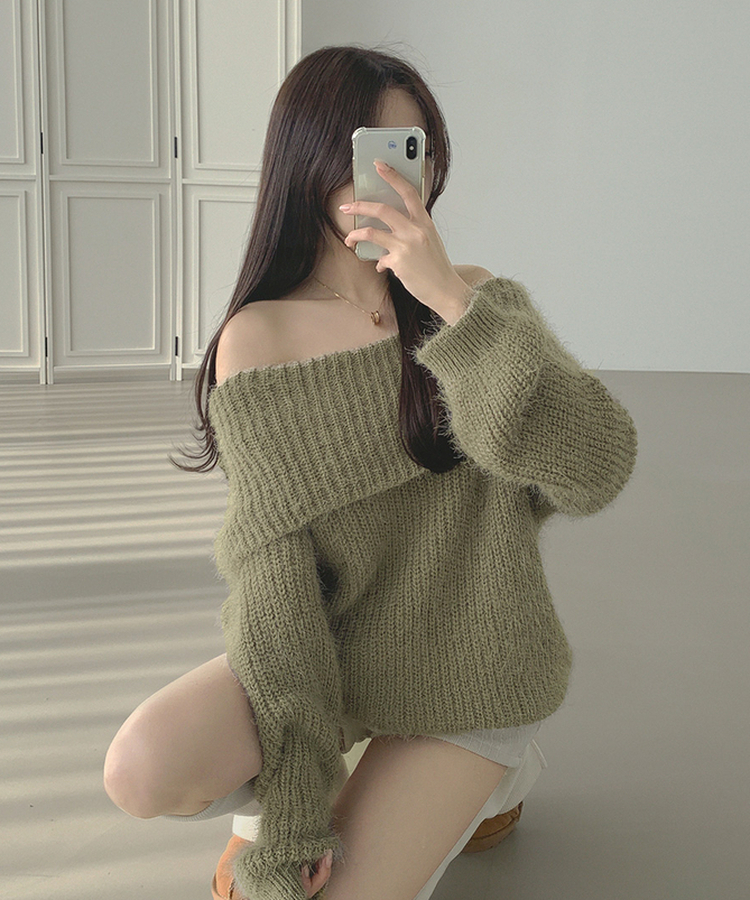 솔잎 가녀린 분위기 연말룩 크리스마스 오프숄더 니트 카키