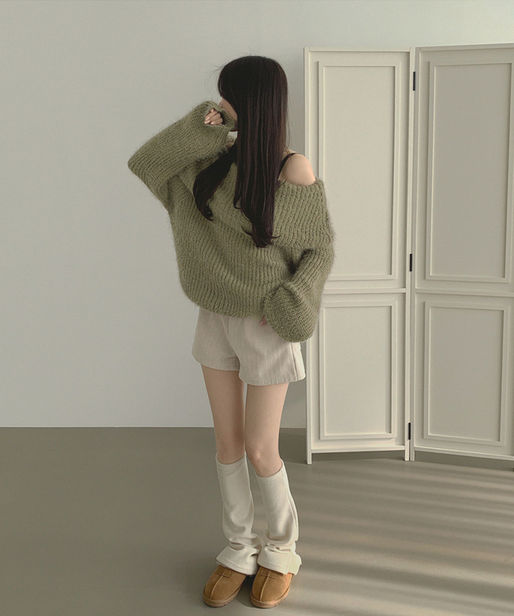 솔잎 가녀린 분위기 연말룩 크리스마스 오프숄더 니트 카키