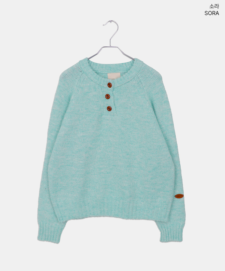 ヘンリーネックボタンオーバーニット