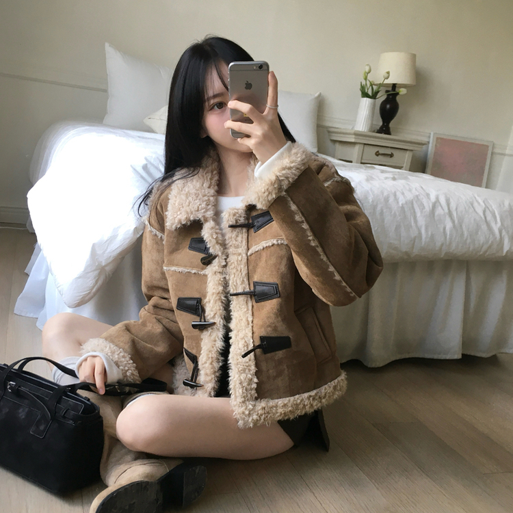 벨루디 도톰 스웨이드 떡볶이 숏 무스탕 베이지