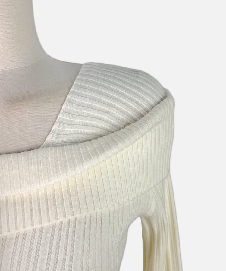 厚手スクエアオフショルダーニット