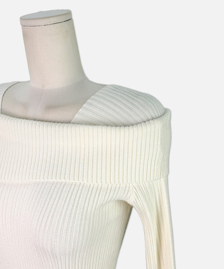 厚手スクエアオフショルダーニット